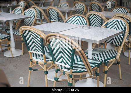 Sedie e tavoli in un ambiente da caffe' all'aperto Foto Stock