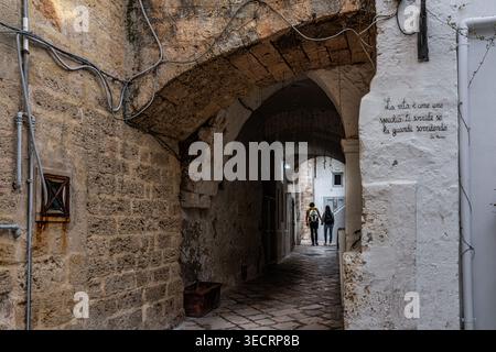 Caratteristici scorci di piazzette, archi e vicoli nel centro storico della città turistica di Polignano a Mare. Puglia Foto Stock