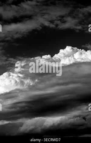 Un'accattivante immagine in bianco e nero che cattura l'intenso dramma delle nuvole di tempesta. Le varie forme e sfumature di grigio evidenziano la natura dinamica di Foto Stock
