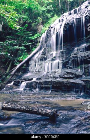 Foto filmata delle cascate Oconee Station nella Carolina del Sud, che mostrano una cascata a livelli che scorre su formazioni rocciose a strati con la foresta circostante e il cree Foto Stock