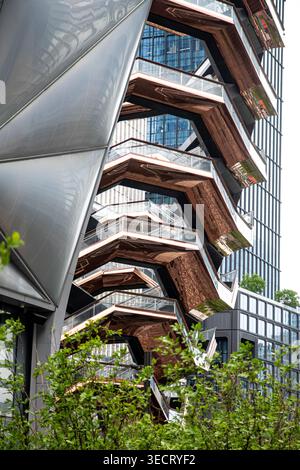 Vista accattivante dell'architettura di New York che mostra elementi di design complessi e moderni all'interno del paesaggio urbano, enfatizzando l'innovazione urbana e la costruzione iconica Foto Stock