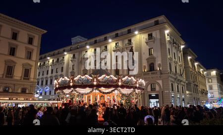 Firenze, Italia, 27 dicembre 2025. Giostra d'epoca illuminata di notte in Piazza della Repubblica. Stagione delle feste. Foto Stock