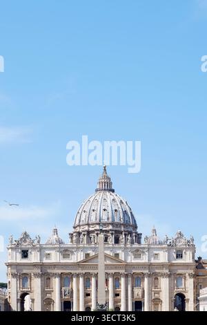 Ampia vista della Basilica di San Pietro a Roma, con l'iconica cupola e la facciata classica sotto un cielo azzurro, che mostra un architec di ispirazione antica Foto Stock
