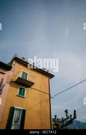 Una scenografia pittoresca caratterizzata da un pittoresco edificio europeo con pareti e balconi vivaci adagiati su un sereno cielo blu che cattura l'essenza della bacchetta Foto Stock