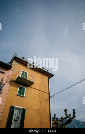 Una scenografia pittoresca caratterizzata da un pittoresco edificio europeo con pareti e balconi vivaci adagiati su un sereno cielo blu che cattura l'essenza della bacchetta Foto Stock