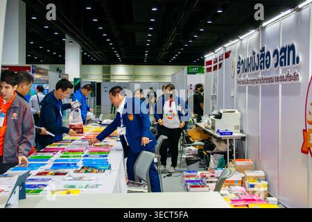 Lo stand della libreria EIT che espone libri di testo di ingegneria a una fiera educativa industriale all'interno del centro espositivo QSNCC a Bangkok. Editoriale. Foto Stock