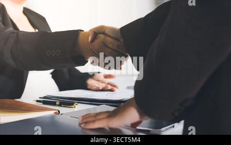Primo piano di uomini d'affari che stringono la mano alla riunione in ufficio. Foto Stock