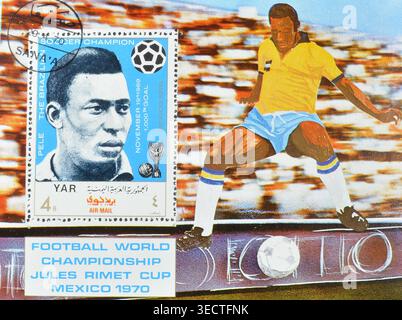Foglio ricordo con francobollo cancellato stampato dallo Yemen, che mostra Pele, che promuove la Coppa del mondo di calcio 1970, Messico, circa 1970. Foto Stock