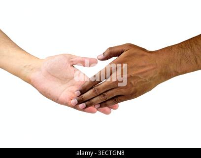 Stretta di mano multirazziale tra due uomini isolati su sfondo bianco Foto Stock