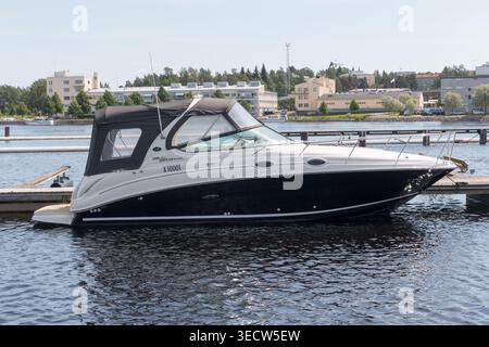 Sea Ray 315 Sundancer in un piccolo porto di barche a Joensuu, una città della Carelia settentrionale, Finlandia. Foto Stock