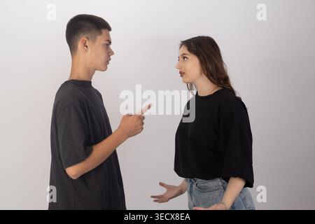 Giovane uomo e donna che litigano con le dita Foto Stock