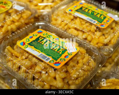 Kazan, Russia - 19 giugno 2024: Pacchetti con trattamento tartaro nazionale - Chak-chak Foto Stock