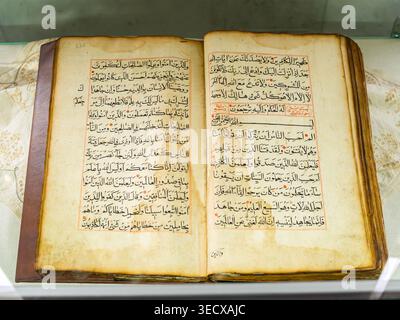 Kazan, Russia - 19 giugno 2024: Corano scritto a mano, Museo della cultura islamica nella moschea Kul Sharif, Kazan Foto Stock