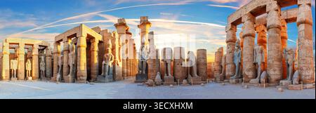Una foto panoramica grandangolare del cortile di Ramses II presso l'antico tempio di Luxor. L'immagine presenta maestose colonne in stile papiro e colossale Foto Stock