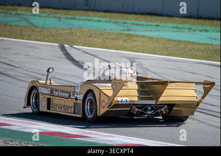 1976 TOJ SC204 prototipo di auto da corsa d'epoca in livrea Warsteiner dorata in velocità in pista durante l'evento Classic Endurance 2 a Espiritu de Montjuic. Foto Stock