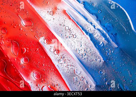 Sfondo astratto dinamico con colori liquidi intensi di colore rosso e blu con texture dettagliate ed energia. Foto Stock