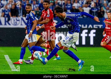 Kenan Karaman del FC Schalke 04 tira in porta durante il 2 tedesco. Bundesliga match tra lo Schalke 04 e fortuna Dusseldorf al Veltins-Arena il 2 maggio 2026 a Gelsenkirchen, Germania. (Crediti: Marcel ter Bals/MTB-Photo/Alamy Live News) Foto Stock