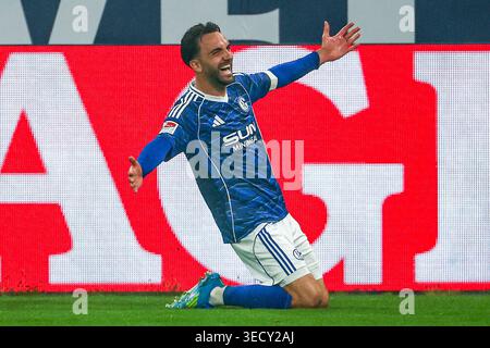 Kenan Karaman (Schalke) beim Torjubel zum 1 zu 0 beim 2. Bundesliga Spiel - FC Schalke 04 vs. Fortuna Duesseldorf (Endstand 1:0) am 2.05.2026 in der Veltins-Arena auf Schalke a Gelsenkirchen Kenan Karaman (Schalke) festeggiando il suo gol per arrivare 1-0 nella 2a partita Bundesliga - FC Schalke 04 vs. Fortuna Duesseldorf (punteggio finale 1-0) il 2 maggio 2026 alla Veltins-Arena di Gelsenchen in Germania Foto Stock