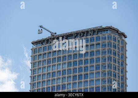 Londra, Regno Unito - 4 luglio 24: Vista verso l'alto della torre modernista di Centre Point con cartello sul tetto e piattaforma di manutenzione, Londra, Inghilterra, Regno Unito. Foto Stock