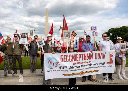 Washington, DC., Stati Uniti d'America. 2 maggio 2026. I manifestanti si riuniscono vicino al monumento a Washington, DC, mentre i sostenitori russi e le contromanifestanti ucraine tengono bandiere, striscioni e ritratti durante una manifestazione pubblica. L'evento riflette le tensioni in corso sul conflitto Russia-Ucraina, con gruppi opposti che si riuniscono sul National Mall in una dimostrazione di espressione politica e attivismo. David Hansen/Alamy Live News Foto Stock
