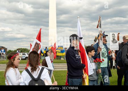 Washington, DC., Stati Uniti d'America. 2 maggio 2026. I manifestanti si riuniscono vicino al monumento a Washington, DC, mentre i sostenitori russi e le contromanifestanti ucraine tengono bandiere, striscioni e ritratti durante una manifestazione pubblica. L'evento riflette le tensioni in corso sul conflitto Russia-Ucraina, con gruppi opposti che si riuniscono sul National Mall in una dimostrazione di espressione politica e attivismo. David Hansen/Alamy Live News Foto Stock