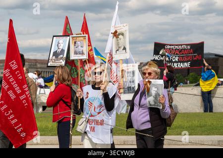 Washington, DC., Stati Uniti d'America. 2 maggio 2026. I manifestanti si riuniscono vicino al monumento a Washington, DC, mentre i sostenitori russi e le contromanifestanti ucraine tengono bandiere, striscioni e ritratti durante una manifestazione pubblica. L'evento riflette le tensioni in corso sul conflitto Russia-Ucraina, con gruppi opposti che si riuniscono sul National Mall in una dimostrazione di espressione politica e attivismo. David Hansen/Alamy Live News Foto Stock