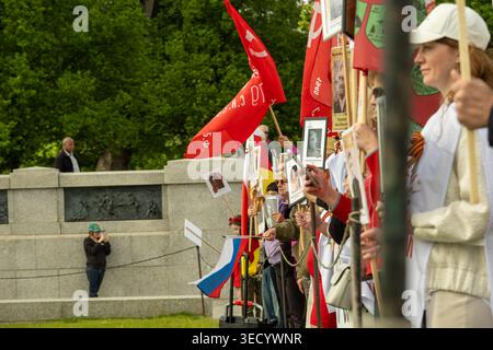 Washington, DC., Stati Uniti d'America. 2 maggio 2026. I manifestanti si riuniscono vicino al monumento a Washington, DC, mentre i sostenitori russi e le contromanifestanti ucraine tengono bandiere, striscioni e ritratti durante una manifestazione pubblica. L'evento riflette le tensioni in corso sul conflitto Russia-Ucraina, con gruppi opposti che si riuniscono sul National Mall in una dimostrazione di espressione politica e attivismo. David Hansen/Alamy Live News Foto Stock