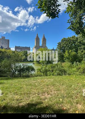 New York, New York, Stati Uniti - 2 settembre 2024: Edifici di Central Park West visti dal parco Foto Stock