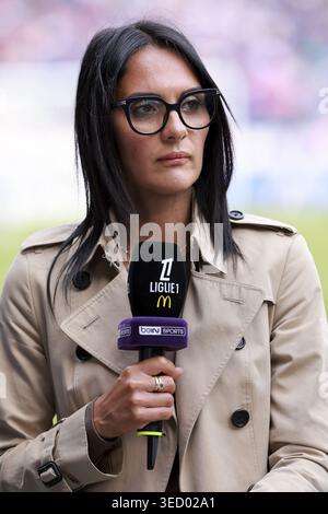 Louisa Necib Cadamuro commenta per beIN Sports la partita di calcio del campionato francese di Ligue 1 tra il Paris Saint-Germain (PSG) e il FC Lorient il 2 maggio 2026 allo stadio Parc des Princes di Parigi Foto Stock