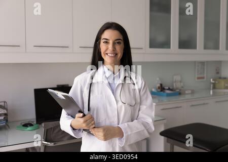 Ritratto di una donna ispanica sicura di sé in uniforme bianca Foto Stock