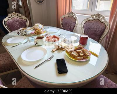 Elegante tavolo per la colazione con uova e toast Foto Stock