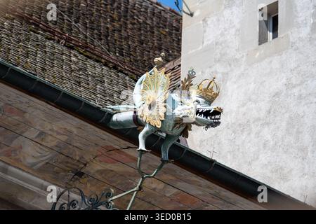 Primo piano di un beccuccio d'acqua in metallo decorato a forma di drago con dettagli dorati su un tetto a Losanna, Vaud, Svizzera. Foto Stock