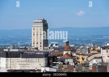 Vista panoramica di Losanna, Svizzera, con la torre bel-Air e i tetti circostanti con dolci colline sullo sfondo in una giornata limpida. Foto Stock