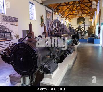 Charleroi, Belgio - 24 lug 24: Vista panoramica di un grande motore a vapore restaurato e macchinari esposti al museo industriale Bois du Cazier di Charler Foto Stock