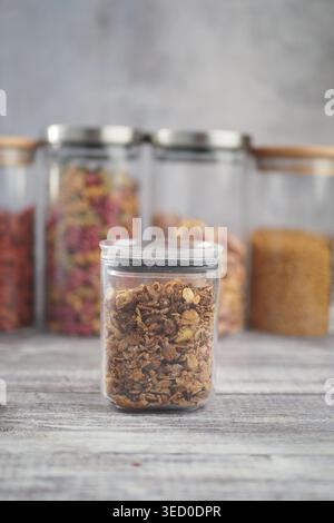 I granuli si trovano in un barattolo con altri barattoli sul retro Foto Stock