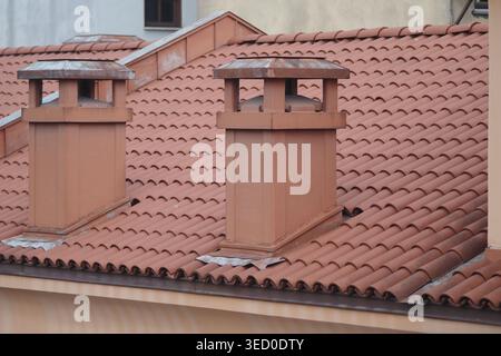 Camini su un tetto piastrellato in un'area urbana Foto Stock