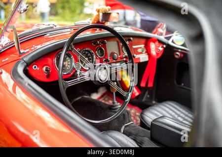 Ruzomberok, Slovacchia - 1° maggio 2026: Dettagli interni della classica vettura MG convertibile rossa con volante, cruscotto ed elementi di design vintage a ve Foto Stock