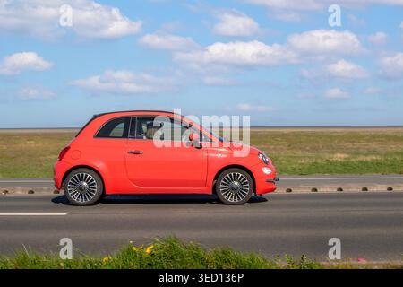 2016 Red Fiat 500 C Lounge Start/Stop, City car "quasi convertibile" Cabriolet benzina 1242 cc; viaggia sulla strada costiera Marine Drive, Southport, Regno Unito Foto Stock