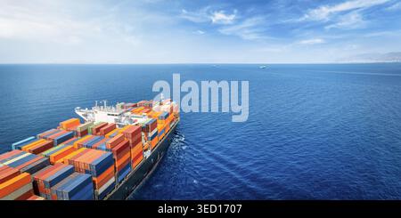 Vista aerea di una grande nave da carico industriale che naviga sull'oceano con spazio per copie Foto Stock