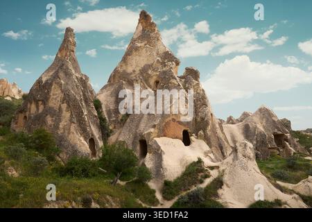 Formazioni rocciose di camini nella regione della Cappadocia, Turchia Foto Stock