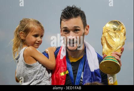 Fussball Weltmeister Frankreich  Hugo Lloris of France mit Tochter mit WM Pokal  WM Finale Frankreich - Kroatien 4:2  Finale der Fussballweltmeisterschaft in Moskauer Luzhniki Stadium  © diebilderwelt / Alamy Stock Foto Stock