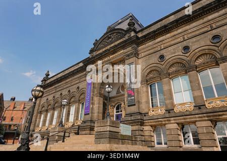 Leeds City Museum nello storico edificio del Leeds Institute in Millennium Square, Leeds, West Yorkshire, Inghilterra, Regno Unito Foto Stock