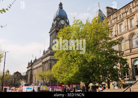 L'iconica torre dell'orologio vittoriano e le colonne corinzie del municipio di Leeds, un punto di riferimento storico di livello i a Leeds, West Yorkshire, Inghilterra, Regno Unito Foto Stock