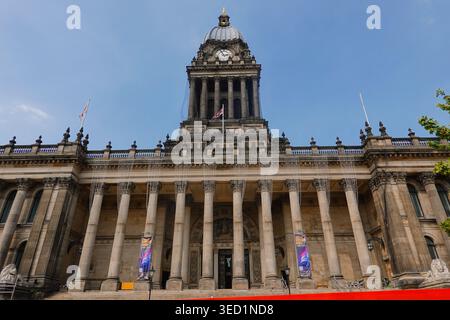 L'iconica torre dell'orologio vittoriano e le colonne corinzie del municipio di Leeds, un punto di riferimento storico di livello i a Leeds, West Yorkshire, Inghilterra, Regno Unito Foto Stock