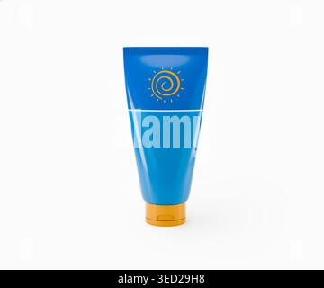 Tubo blu per la protezione solare con icona del sole mockup di confezionamento cosmetico minimo isolato su bianco. Foto di alta qualità Foto Stock