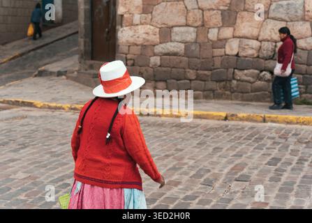 Cusco, Perù - 23 marzo 2025: Scena di strada e vita quotidiana locale a Cusco. Foto Stock