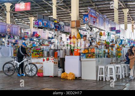 Cusco, Perù - 23 marzo 2025: Bancarelle di succhi di frutta al mercato di San Pedro a Cusco Foto Stock