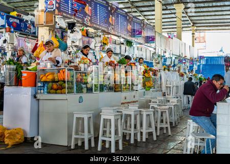 Cusco, Perù - 23 marzo 2025: Bancarelle di succhi di frutta al mercato di San Pedro a Cusco Foto Stock