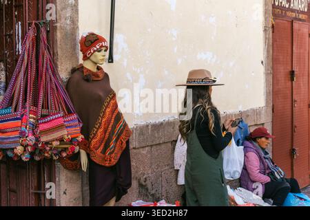 Cusco, Perù - 23 marzo 2025: Scena di strada fuori dal mercato di San Pedro a Cusco Foto Stock