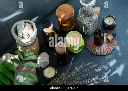 Candele profumate e vasi con olio essenziale. Lavanda secca. Aromaterapia. Vista dall'alto della lampada aroma. Foto Stock